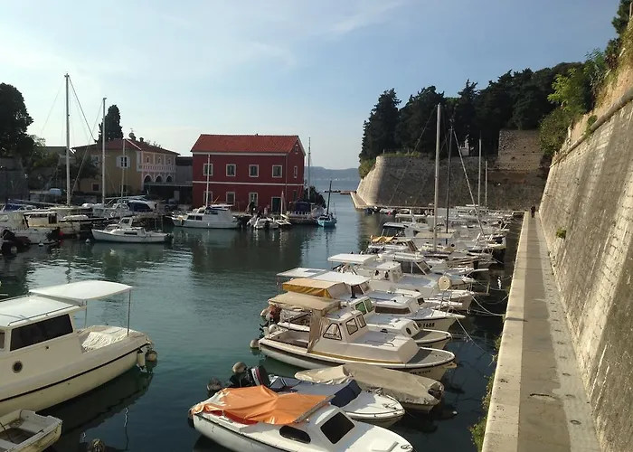 艾拉马雷公寓 公寓 *