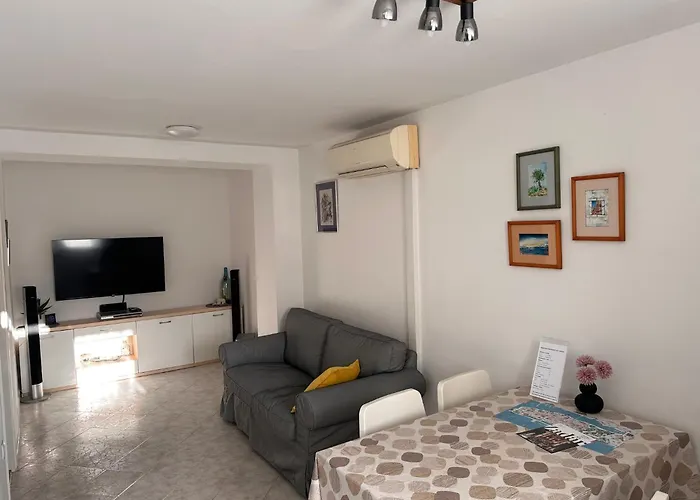 艾拉马雷公寓 *